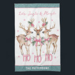 Weihnachts-Rentier Jingle & Mingle Personalisiert Geschirrtuch<br><div class="desc">Weihnachts Rentier Jingle & Mingle Festive Party Personalisiert Name Kitchen Handtuch bietet festliche Rentiere mit rosa Bögen und blumengeschmückten Akzenten mit dem Text "Let's Jingle & Mingle" in moderner rosa Kalligraphieskripttypografie mit Ihrem personalisierten Namen. Das personalisierte Geschenk für Weihnachten und den Urlaub für Familie und Freunde. Designed by ©2024 Evco...</div>