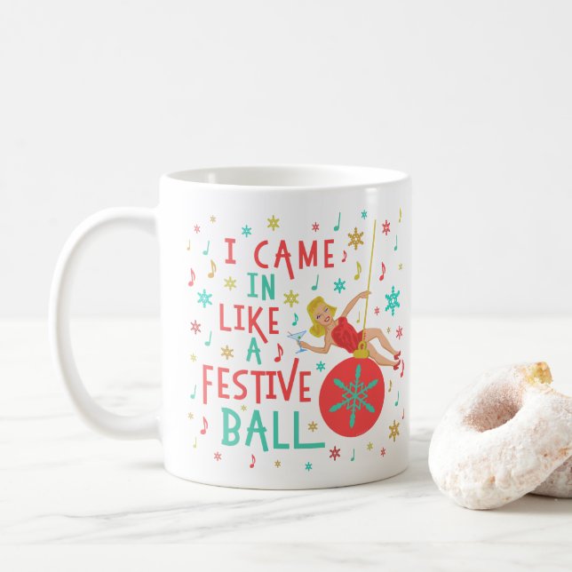 Weihnachts-Retro-Frau auf Weihnachten-Ball Kaffeetasse (Mit Donut)