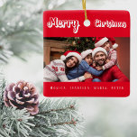 Weihnachts-Rote-Fotos Keramikornament<br><div class="desc">Weißer Text: Frohe Weihnachten,  geschrieben mit einem trendigen Stil Skript. Personalisieren und verwenden Sie Ihr eigenes Foto und Ihre eigenen Namen. Ein klassischer roter Hintergrund.</div>