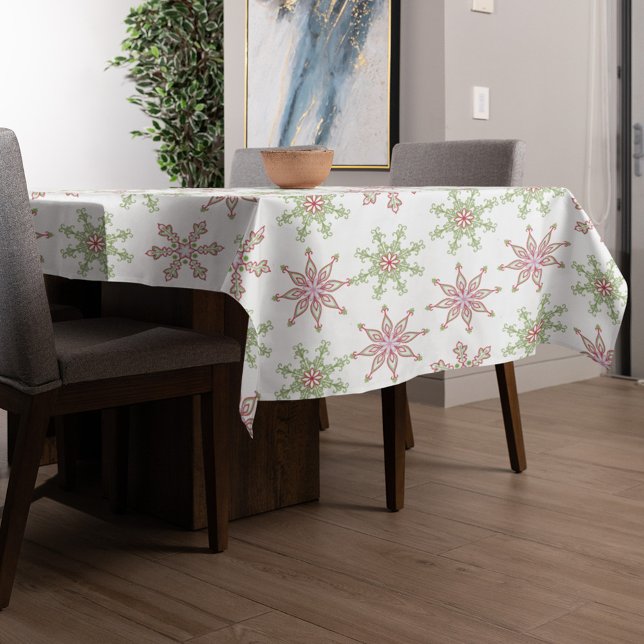 Weihnachts Rotes Grün Feierliches Schneeflockenmus Tischdecke (Colorful whimsical snowflake pattern red, green, and pink tablecloth)