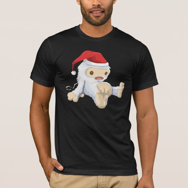 Weihnachts-Sasquatch-Puppe mit roter Weihnachtsman T-Shirt (Vorderseite)