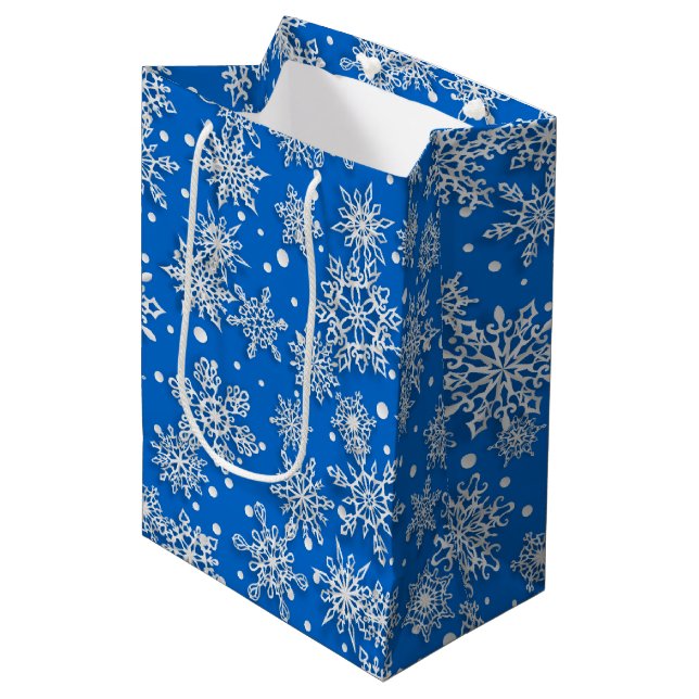 Weihnachts-Schneeflockenmuster blau Mittlere Geschenktüte (Vorderseite Schrägansicht)