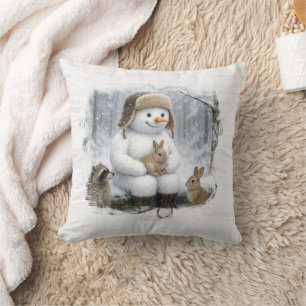 Weihnachts-Schneemann und Wildtiere im Winterwald Kissen