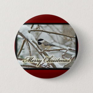 Weihnachts-Schwarz-Chickadee im Schnee Button