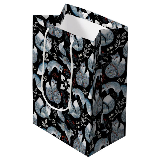 Weihnachts-Skandinavier Nordic Grau Fox auf Schwar Mittlere Geschenktüte (Vorderseite Schrägansicht)