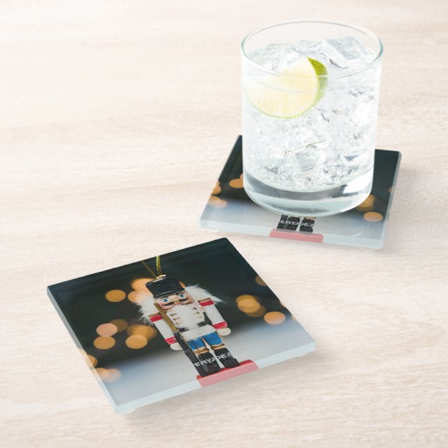 Weihnachts-SlipperyJoe Nutcracker figurine Ornamen Glasuntersetzer (Schrägansicht)