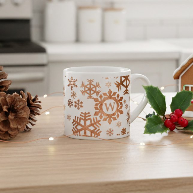 Weihnachts-Snowflake Monogram Niedlich-Weihnachtsg Espressotasse (Add a touch of personalized holiday cheer to your kitchen decor or coffee bar. )
