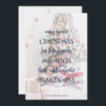Weihnachts-Sprichwort 2 Fotos 2025 Kalender Navy T Feiertagskarte<br><div class="desc">Verfügbar in gedruckter Form oder als druckbarer digitaler Download. Weihnachts-Sprichwort 2 Fotos 2025 Kalender Navy Der skurrile Text wird auf Ihrem Bild überlagert, das im Hintergrund getönt ist. Das gemütliche festliche Sprichwort Mögen Ihre Weihnachten mit Momenten gefüllt werden, die Ihr Herz Lächeln machen kann geändert werden, wenn Sie möchten. Auf...</div>