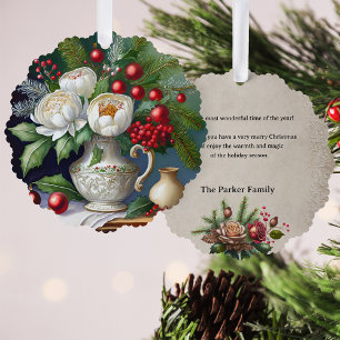 Weihnachts Stillleben mit Peonys, Holly & Pine Ornament Karte