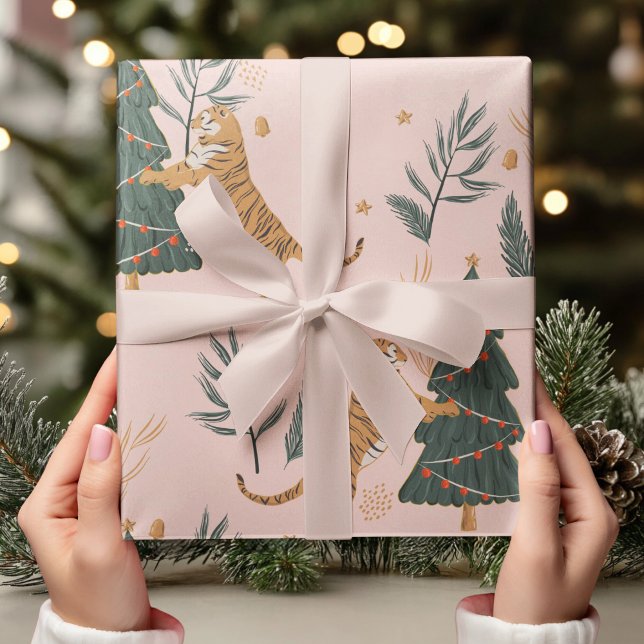Weihnachts Tiger mit Weihnachtsbaum Pink Geschenkpapier (Von Creator hochgeladen)