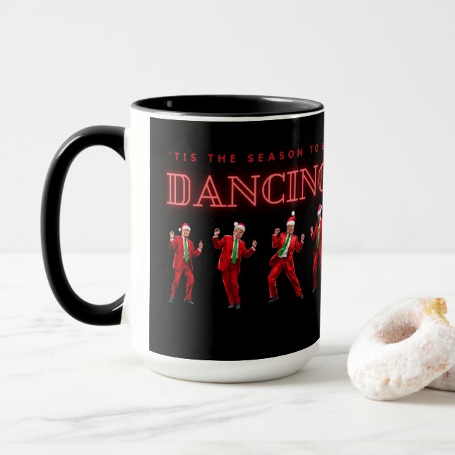Weihnachts Trump tanzt Tasse 15 oz (Mit Donut)