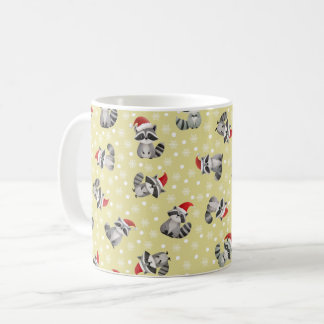 Weihnachts-Waschbären und Schneeflocken auf Hellge Kaffeetasse