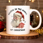 Weihnachts-Weihnachtsfeier Tasse<br><div class="desc">Diese Tasse verfügt über einen Vintagen Weihnachtsmann mit den Worten: Glauben Sie an die Magie der Weihnachtszeit. Füllen Sie es mit Kakao oder Leckereien,  und es wird ein lustiges Geschenk für Weihnachten. Entworfen für Sie von BlackBerry Boulevard.</div>