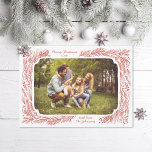 Weihnachts-Weihnachtskarte aus handgezeichnetem Ki Feiertagskarte<br><div class="desc">Handgezogener Rahmen aus Kiefernzapfen,  Nelken und Ästen mit Beeren. Farbe ist editierbar,  ebenso wie Gruß,  Familienname und Jahr. Optionaler Bereich für eine Nachricht auf der Rückseite,  oder Sie können entfernen und mehr Fotos hinzufügen,  wie gewünscht.</div>