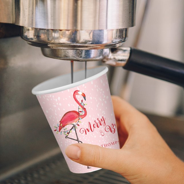 Weihnachts-Weihnachtslieder strahlt fröhlich und h Pappbecher (Merry and Bright Christmas holiday pink flamingo paper cup.)