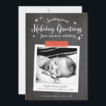 Weihnachtsankündigung von Chalkboard Feiertagskarte<br><div class="desc">Diese Weihnachtskarte ist die ideale Wahl für neue Eltern und präsentiert Ihnen Ihre süße Neuheit in modernem rustikalem Stil mit Chalkboard-Hintergrund und Stil-Foto-Rahmen mit rotem Polka Dot Waschband. Personalisieren Sie die Vorderseite mit den Geburtsdetails des Babys und den Rücken mit einem Foto und einer persönlichen Nachricht an Ihre Familie und...</div>