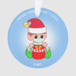 Weihnachtsbaby-Elf mit Gesichtsmaske auf hellblau Ornament