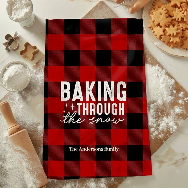 Weihnachtsbacken im Schnee Buffalo Plaid Geschirrtuch (Von Creator hochgeladen)