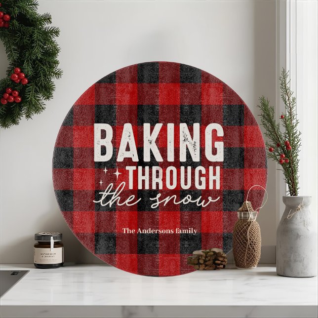 Weihnachtsbacken im Schnee Buffalo Plaid Schneidebrett (Von Creator hochgeladen)
