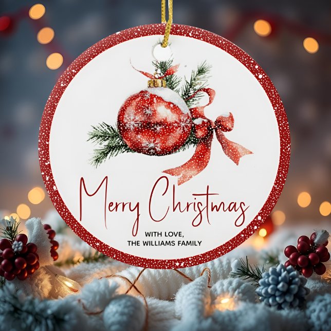 Weihnachtsball mit rotem Bogen und Tannenzweigen Keramik Ornament (Von Creator hochgeladen)