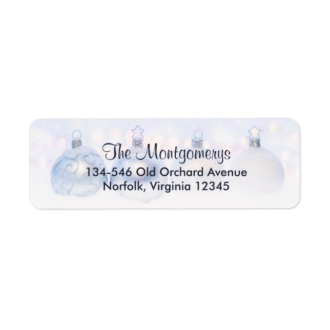 Weihnachtsbälle auf Schnee zum Feiern (Vorne)