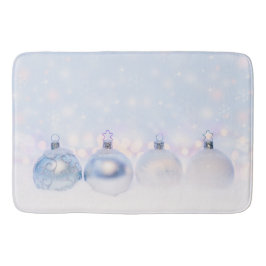 Weihnachtsbälle auf Schnee zum Feiern Badematte