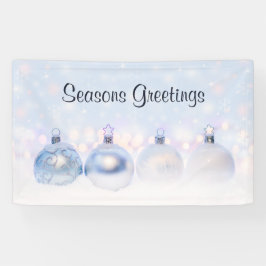 Weihnachtsbälle auf Schnee zum Feiern Banner