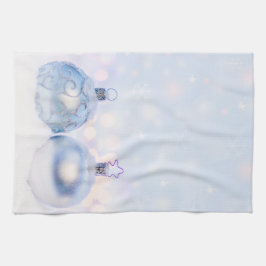 Weihnachtsbälle auf Schnee zum Feiern Geschirrtuch