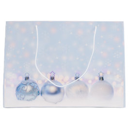 Weihnachtsbälle auf Schnee zum Feiern Große Geschenktüte