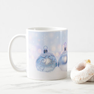 Weihnachtsbälle auf Schnee zum Feiern Kaffeetasse