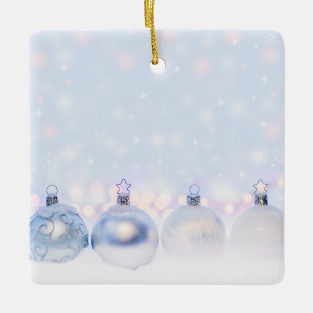 Weihnachtsbälle auf Schnee zum Feiern Keramikornament (Vorderseite)