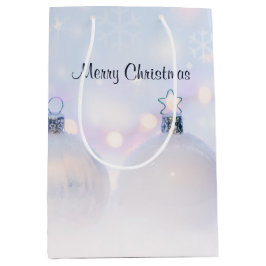 Weihnachtsbälle auf Schnee zum Feiern Mittlere Geschenktüte