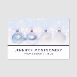 Weihnachtsbälle auf Schnee zum Feiern Namensschild