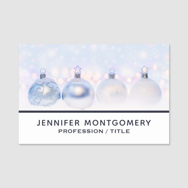 Weihnachtsbälle auf Schnee zum Feiern Namensschild (Vorderseite)