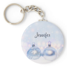 Weihnachtsbälle auf Schnee zum Feiern