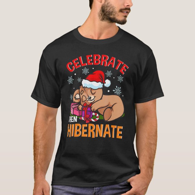 Weihnachtsbär Hibernate Celebrate Sleepy Bear T-Shirt (Vorderseite)