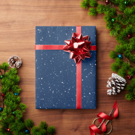 Weihnachtsbär mit Scara In Schneeflocken Geschenkpapier