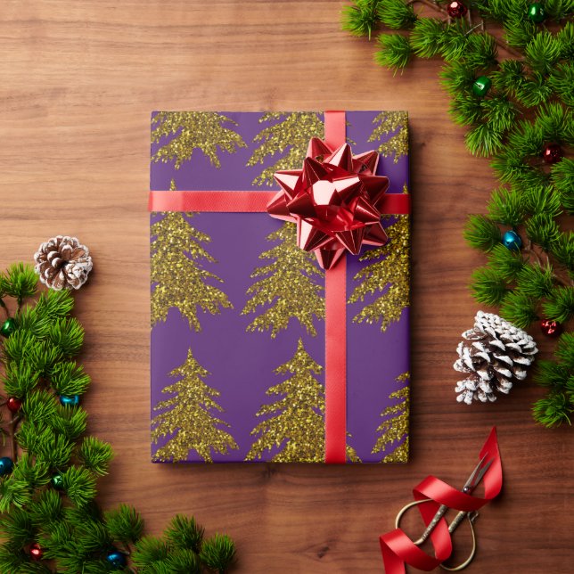 Weihnachtsbaum aus Gold Glitzer im lila Hintergrun Geschenkpapier (Feiertagsgeschenk)