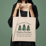 Weihnachtsbaum-Familienferien Tragetasche<br><div class="desc">Die Tasche ist in den Farben Grün und Holzkohle grau gehalten. Das moderne rustikale Typografie-Design mit 3 frisch geschnittenen,  grünen Weihnachtsbäumen. Personalisieren Sie Ihre Daten mit Ihrem Familiennamen,  Ihrem Standort und anderen benutzerdefinierten Text. Die Holiday Tote Tasche ist in 2-seitigen Design auf der Vorder- und Rückseite.</div>
