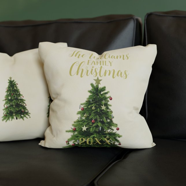 Weihnachtsbaum Familienname Doppelseitiger Urlaub Kissen (Add your family name and year to this festive Christmas tree throw pillow)