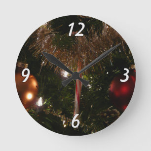 Weihnachtsbaum II Holiday Rot und Gold Runde Wanduhr
