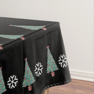 Weihnachtsbaum mit Dekorationsrot beugt Tischdecke