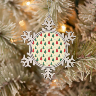 Weihnachtsbaum mit sternenüberragenden nahtlosen M Schneeflocken Zinn-Ornament