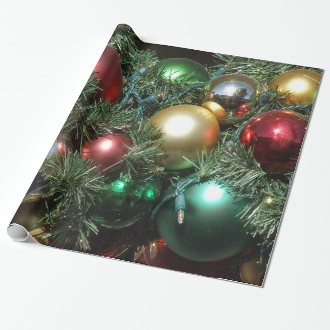 Weihnachtsbaum mit Verzierungen und Geschenkpapier (Ungerollt)