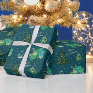 Weihnachtsbaum, Ornamente und Geschenke in grüner Geschenkpapier