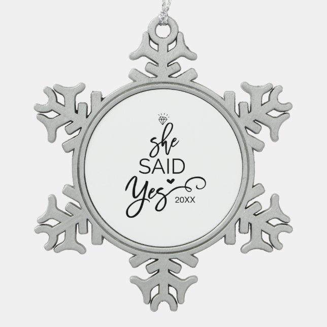 Weihnachtsbaum Sie sagte ja Verlobt Schneeflocken Zinn-Ornament (Vorderseite)
