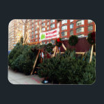 Weihnachtsbaum Stand Upper West Side New York City Magnet<br><div class="desc">Das Original-Farbfoto eines Weihnachtsbaumständes auf der Upper West Side. Fotografiert in Manhattan,  New York City. Viele weitere NYC- und Naturfotos sind in diesem Shop erhältlich. Sehen Sie nicht genau,  wonach Sie suchen? Kontaktieren Sie Rebecca um ein Produkt speziell für Sie zu gestalten!</div>