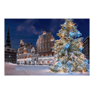 Weihnachtsbaum und Blackheads Haus in Riga Poster