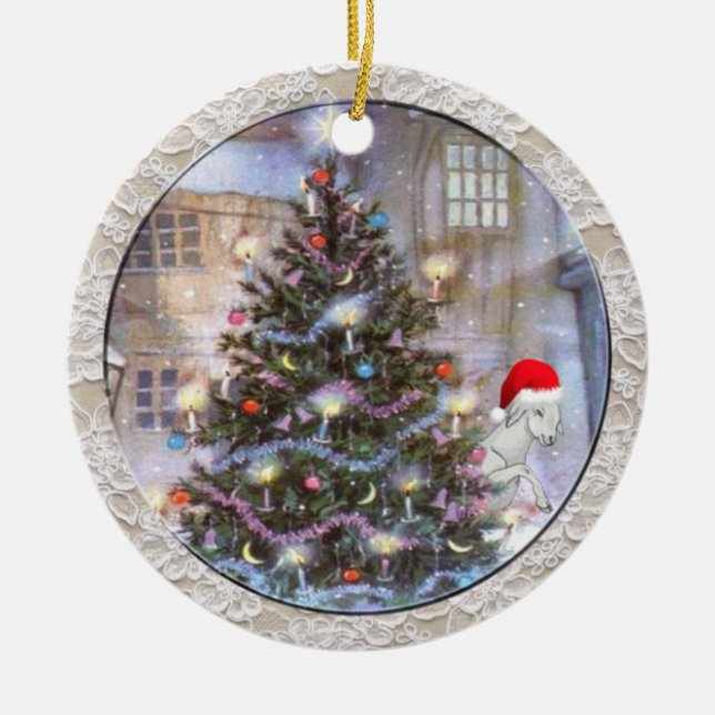 Weihnachtsbaum und Ziege in Weihnachtsmannmütze Keramikornament (Vorne)