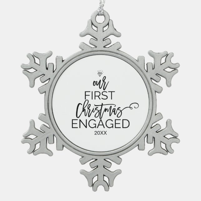 Weihnachtsbaum Unser erstes Weihnachtsfest Verlobt Schneeflocken Zinn-Ornament (Vorderseite)